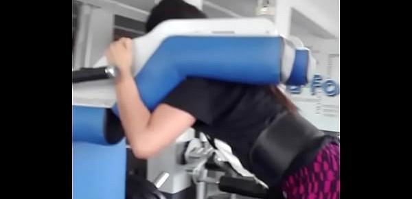  En el GYM ejercitándose el culito